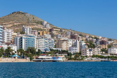 Arnavutluk kıyı şeridi boyunca Saranda kenti manzarası.