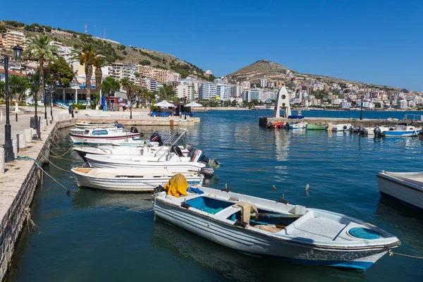 Marina en la ciudad de Saranda, Albania. Mar Jónico costero . —  Fotos de Stock