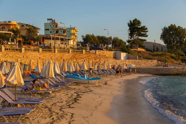 Vista da praia em Ksamil durante o pôr do sol, Albânia . — Fotografia de Stock