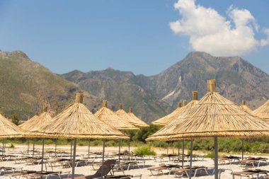 Arnavutluk Borsh plajda şemsiye.