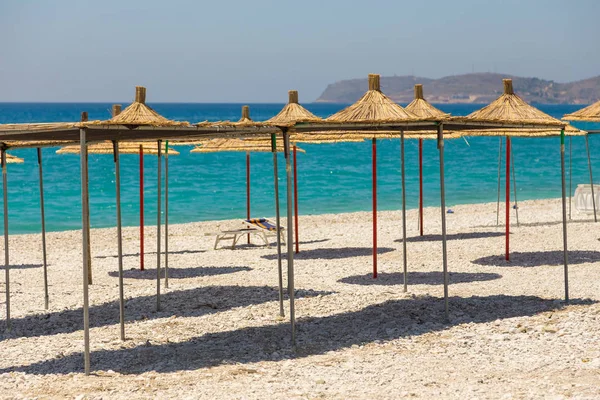 Ombrelli sulla spiaggia di Borsh in Albania . — Foto Stock
