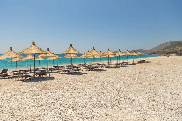 Ombrelli sulla spiaggia di Borsh in Albania . — Foto Stock