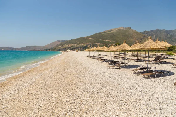 Ombrelli sulla spiaggia di Borsh in Albania . — Foto Stock