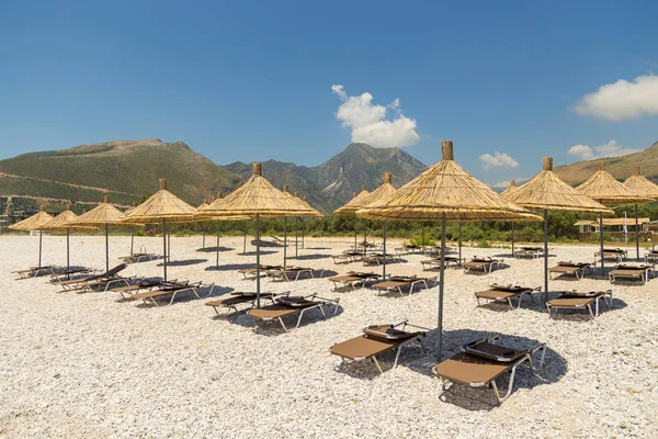 Ombrelli sulla spiaggia di Borsh in Albania . — Foto Stock