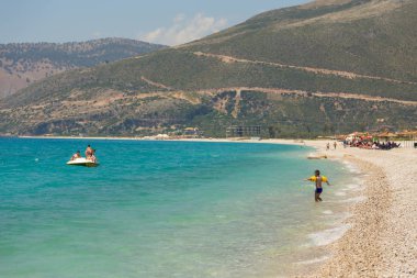Borsh resort, Arnavutluk, sahilinde güneşlenenbirileri varsa.