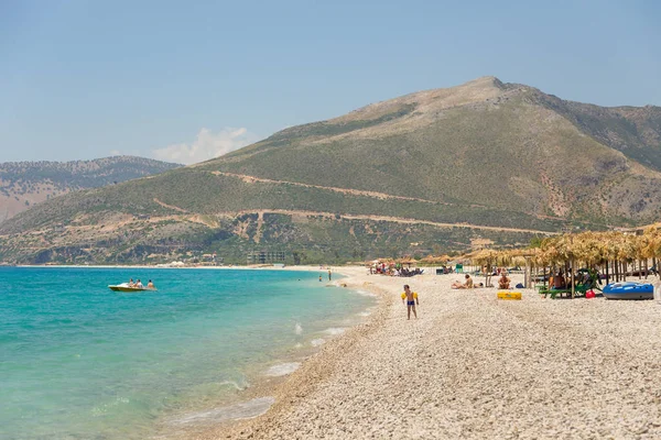 Sunbathers on the beach in Borsh resort, Albânia . — Fotografia de Stock