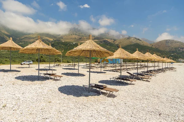 Baigneurs de soleil sur la plage à Borsh resort, Albanie . — Photo