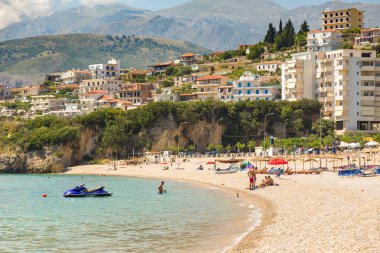 Himare resort, Arnavutluk, sahilinde güneşlenenbirileri varsa.