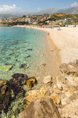 Himare, Arnavutluk-29 Haziran 2014: sahile Himare turistik şehir içinde. Adriyatik Denizi taşlı kumsalda.