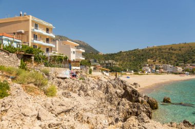 Himare, Arnavutluk turist kasabasında sahil