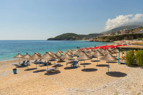 Opalování na pláži v letovisku Himare, Albánie. — Stock fotografie