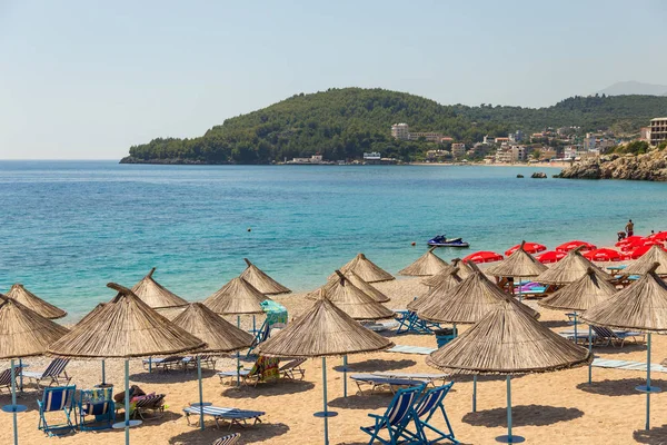 Sunbathers on the beach in Himare resort, Albânia . — Fotografia de Stock