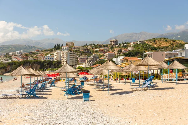 Sunbathers on the beach in Himare resort, Albânia . — Fotografia de Stock