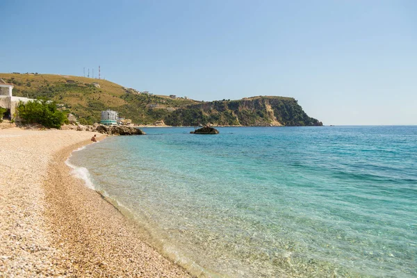 La côte dans la ville touristique de Himare, Albanie — Photo