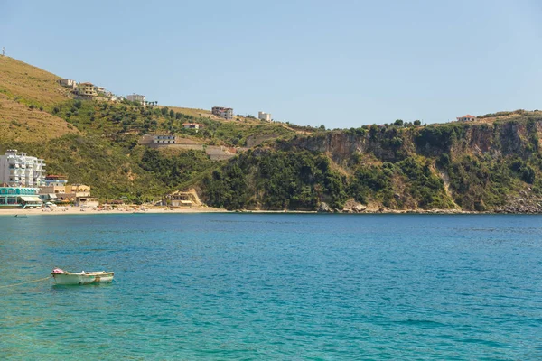 La côte dans la ville touristique de Himare, Albanie — Photo