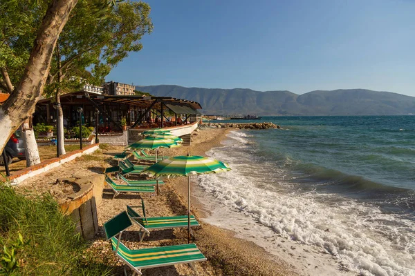 Vista da praia na costa, nas proximidades de Wlora, Albânia . — Fotografia de Stock