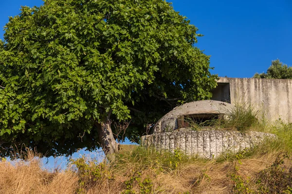Gammal militär bunker i Zverenc by, Albanien. — Stockfoto