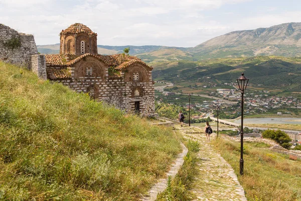 Iglesia de la Santísima Trinidad en la colina de la ciudad de Berat, Albania — Foto de Stock