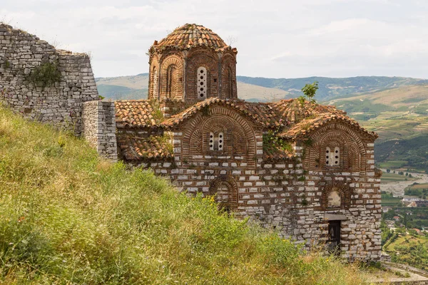 Holly Szentháromság-templom a hegyen városban Berat, Albánia — Stock Fotó