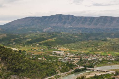Nehrin Osum şehrin Berat., Arnavutluk Vadisi görünümünü.