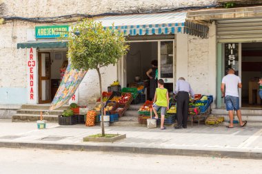 Berat, Arnavutluk new şehrinin sokak.
