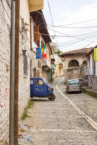 Cidade histórica Berat, rua estreita com veículos. Arquitetura otomana na Albânia, Patrimônio Mundial da Unesco . — Fotografia de Stock