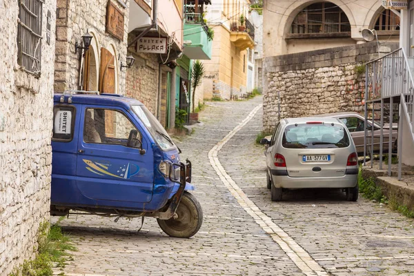 Ciudad histórica Berat, calle estrecha con vehículos. Arquitectura otomana en Albania, Patrimonio de la Humanidad de la Unesco . — Foto de Stock