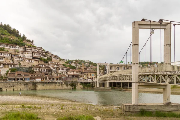 Ponte moderna na cidade histórica Berat sob o rio Osum, Albânia . — Fotografia de Stock