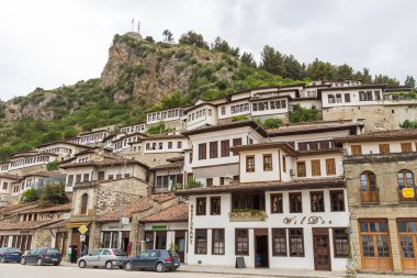 Tarihi ilçe Managlem, Berat, Arnavutluk görünümünü.