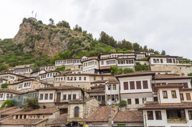 Tarihi ilçe Managlem, Berat, Arnavutluk görünümünü.