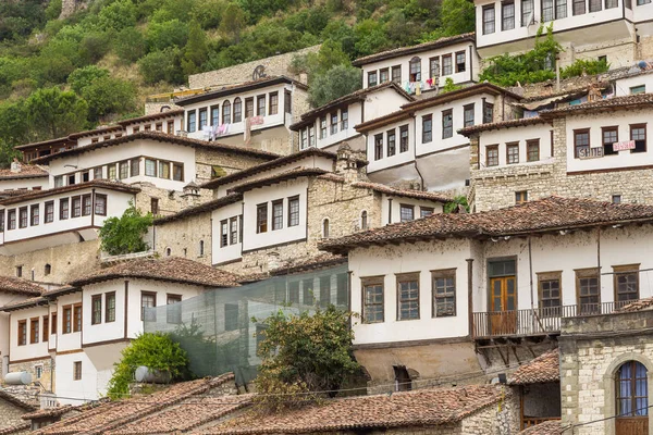 Vista do bairro histórico de Managlem, Berat, Albânia . — Fotografia de Stock