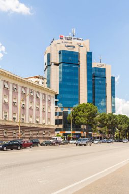 Tiran, Arnavutluk ortasına gökdelen.