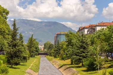 Lana nehir ortasındaki Tiran, Arnavutluk.