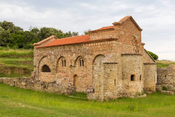 Antigua Iglesia en la península de Rodonit, Albania . — Foto de Stock