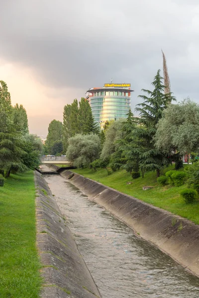 Río Lana en el centro de Tirana, Albania . — Foto de Stock