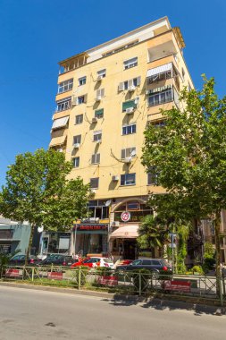 Yeni güzel bir güneşli gün, Arnavutluk Tiran kasabada Caddesi.