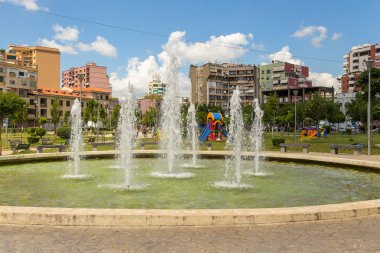 Rinia Park'a Arnavutluk Tiran şehir merkezinde pınarlarına görünümünü.