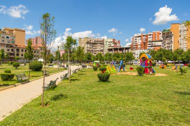 Oyun Arnavutluk Tiran şehir merkezinde Rinia Park alanında görünümünü
