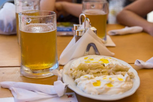 Comida tradicional en Albania, col con yogur, Tirana, Albania . —  Fotos de Stock