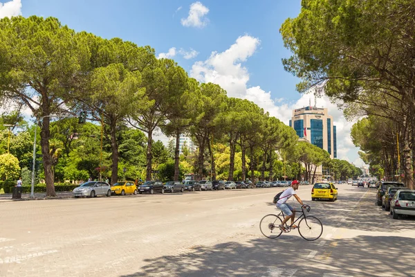 Avenida de la nueva ciudad de Tirana en hermoso día soleado, Albania . — Foto de Stock