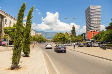 Yeni güzel bir güneşli gün, Arnavutluk Tiran kasabada Caddesi.