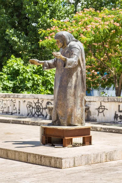 Pomník smíření v centru Tirana, Albánie. — Stock fotografie