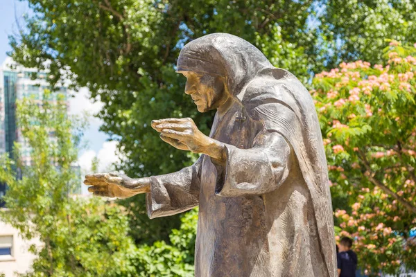 Monumento a Madre Teresa no centro de Tirana, Albânia . — Fotografia de Stock