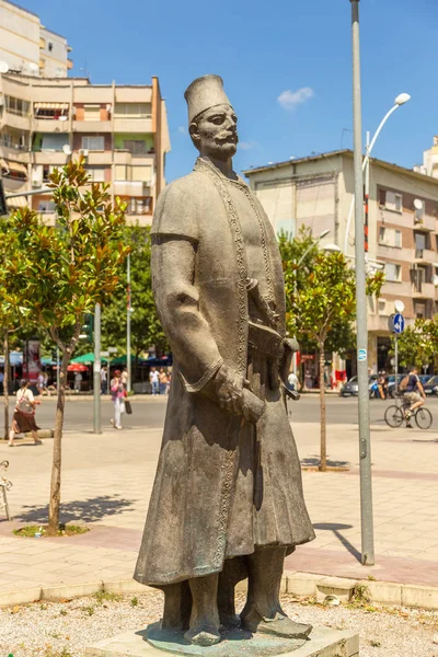 Socha Sulejman Paša Bargjini, zakladatel Tirany na náměstí Sheshi Sulejman Paša, Albánie. — Stock fotografie