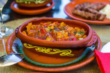 Balkan Sebze Güveç bir geleneksel kil tabakta servis. Zlatibor, Sırbistan.