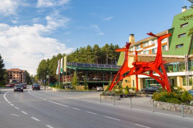 Zlatibor Şehir ana cadde. Kırmızı, modern Anıtı Şehir merkezinde Zlatibor, Sırbistan.