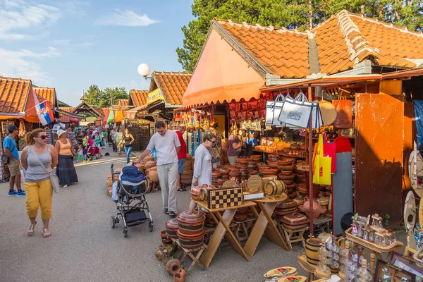 Kraampjes met souvenirs op markt in Zlatibor, Servië. — Stockfoto