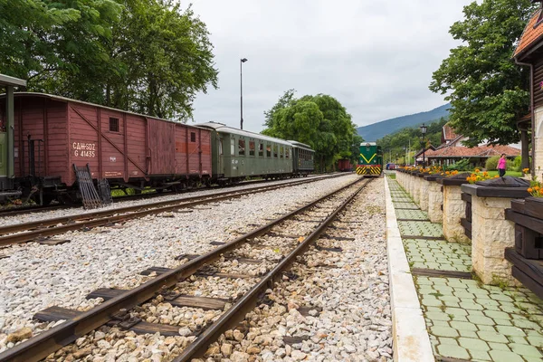 Gamla tåg på stationen på Mokra Gora Mountain i Serbien — Stockfoto