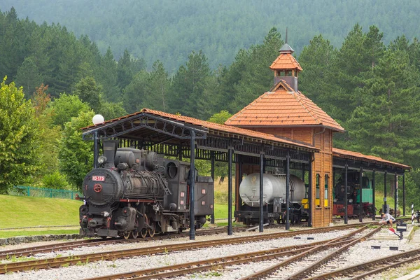 Estação Sargan Vitasi. A partir daqui começar o chamado Sargan Oito herança de bitola estreita . — Fotografia de Stock