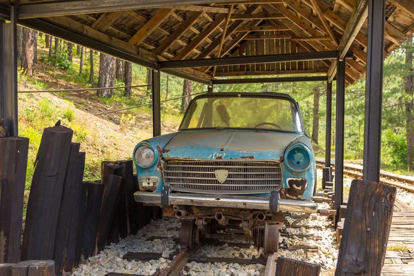 Handcar azul na pequena estação Golubici do chamado Sargan Oito bitola estreita ferroviária, Sérvia . — Fotografia de Stock